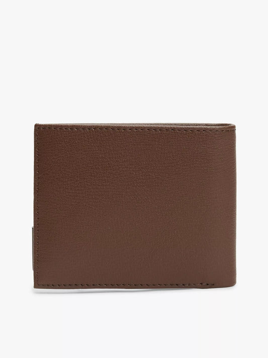 Cartera de cuero con metal