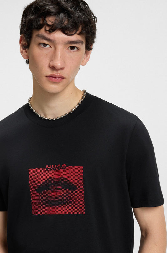 Franela cuello redondo con estampado central de labios