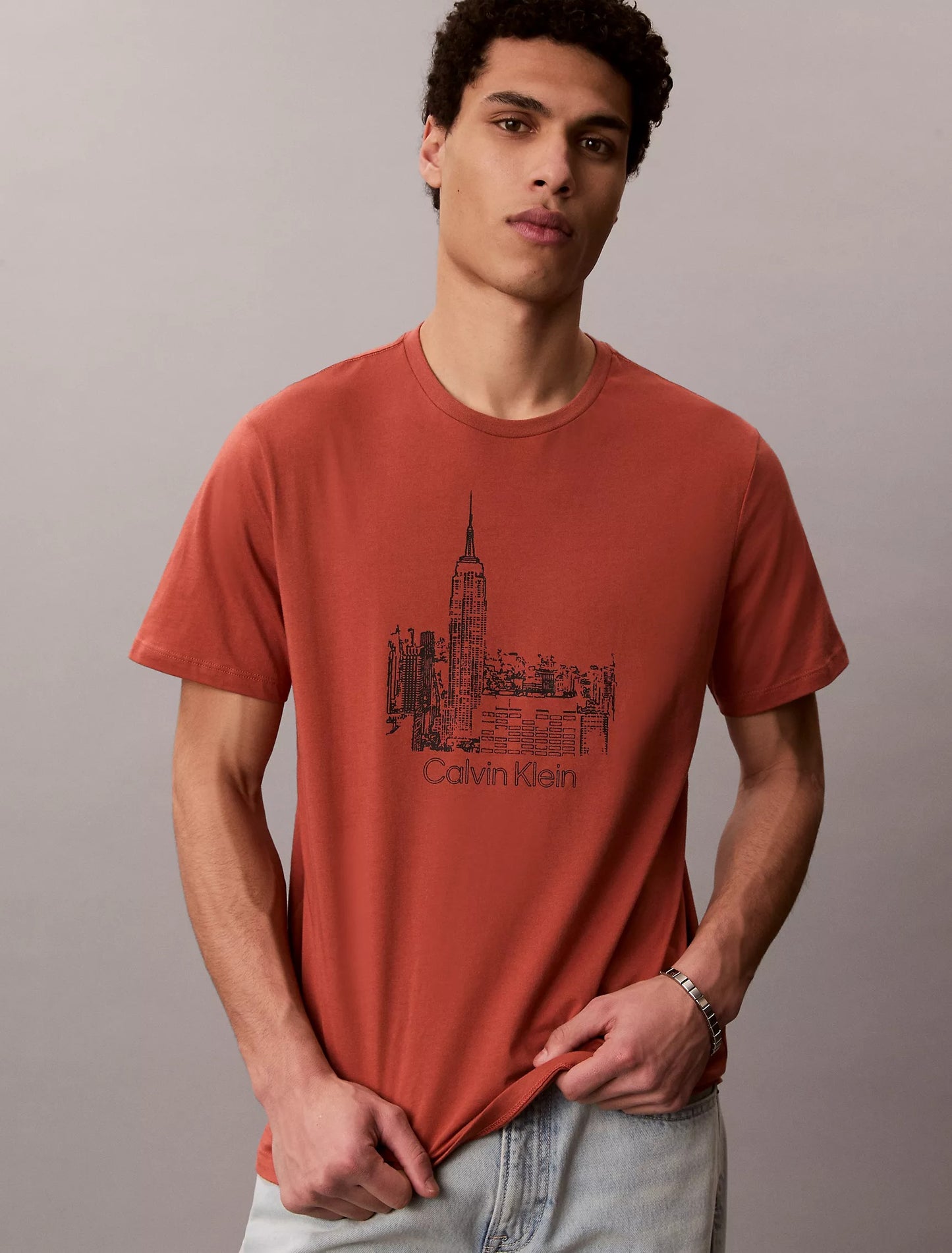 Franela cuello redondo con estampado de ciudad