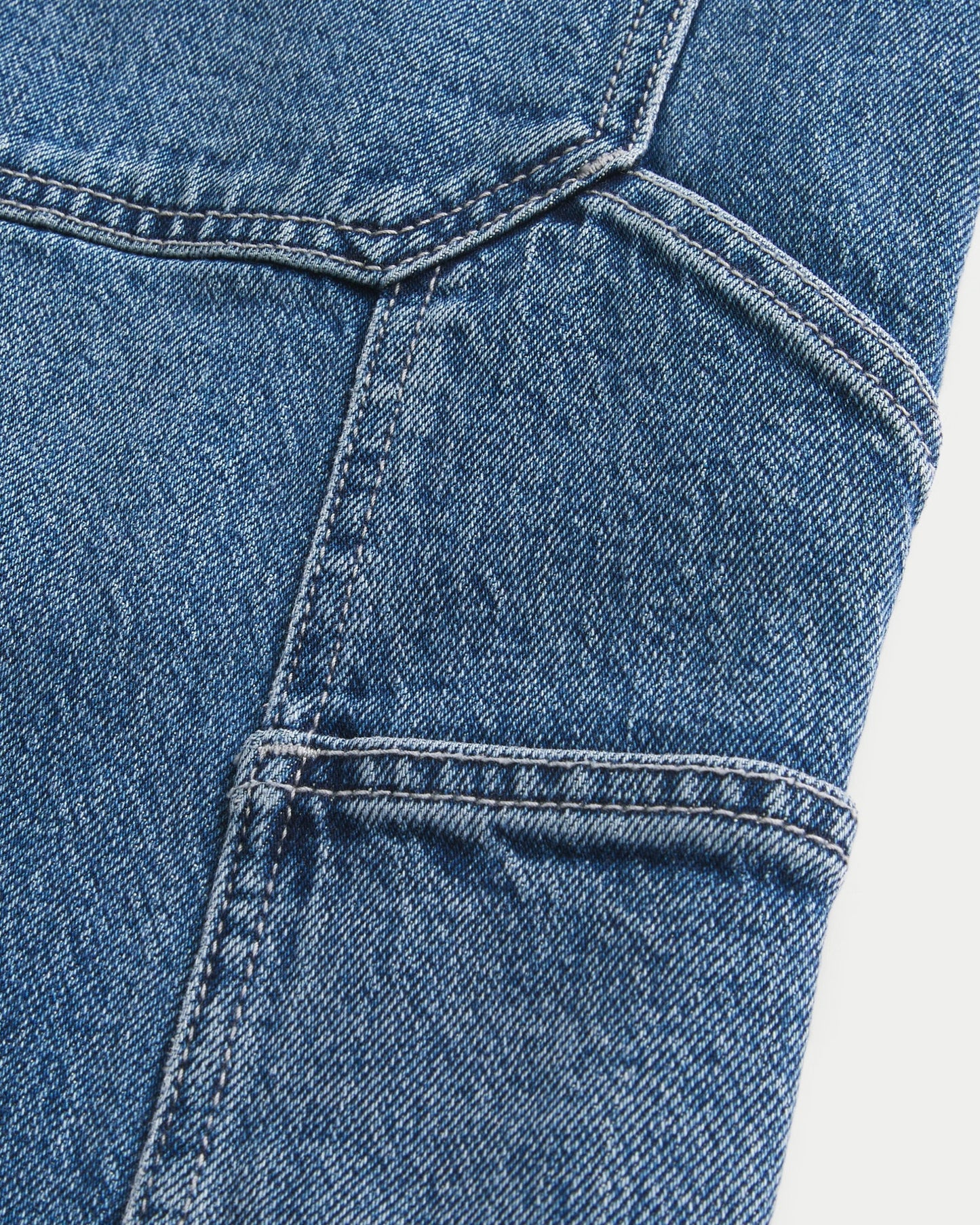 Bermuda denim con lavado medio y corte holgado