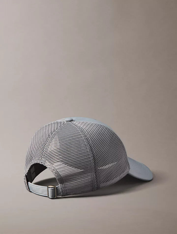 Gorra con logo bordado