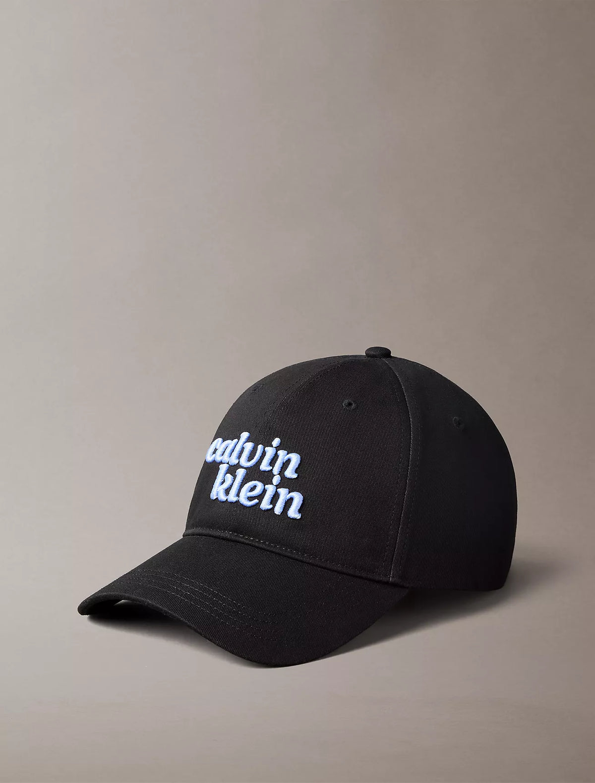 Gorra con logo bordado grande