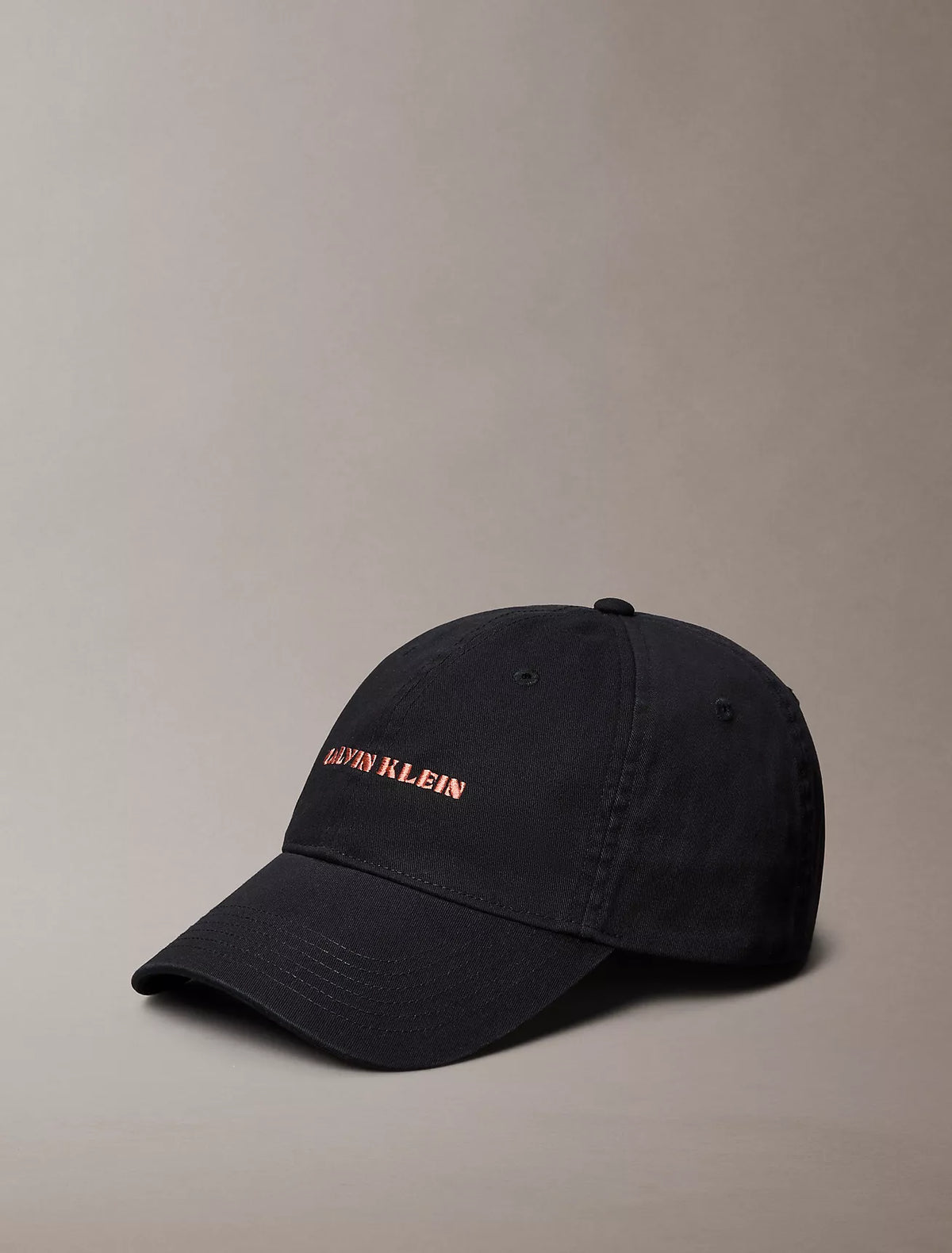 Gorra con logo bordado pequeño