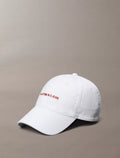 Gorra con logo bordado pequeño