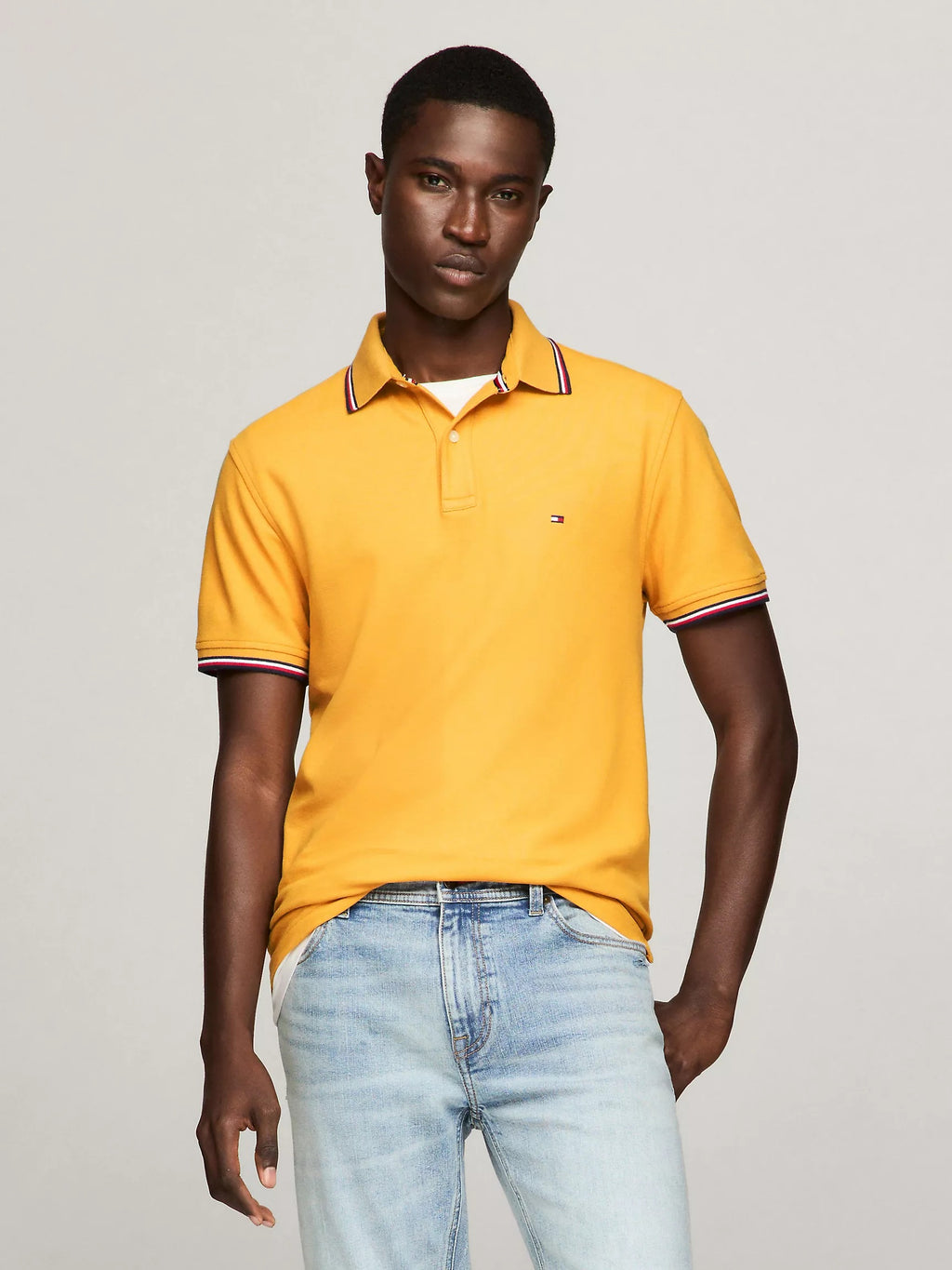 Chemise unicolor con cuello ribeteado