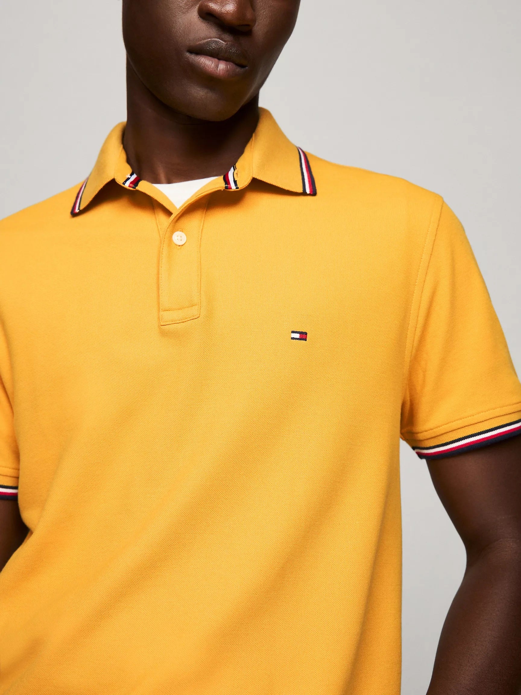 Chemise unicolor con cuello ribeteado