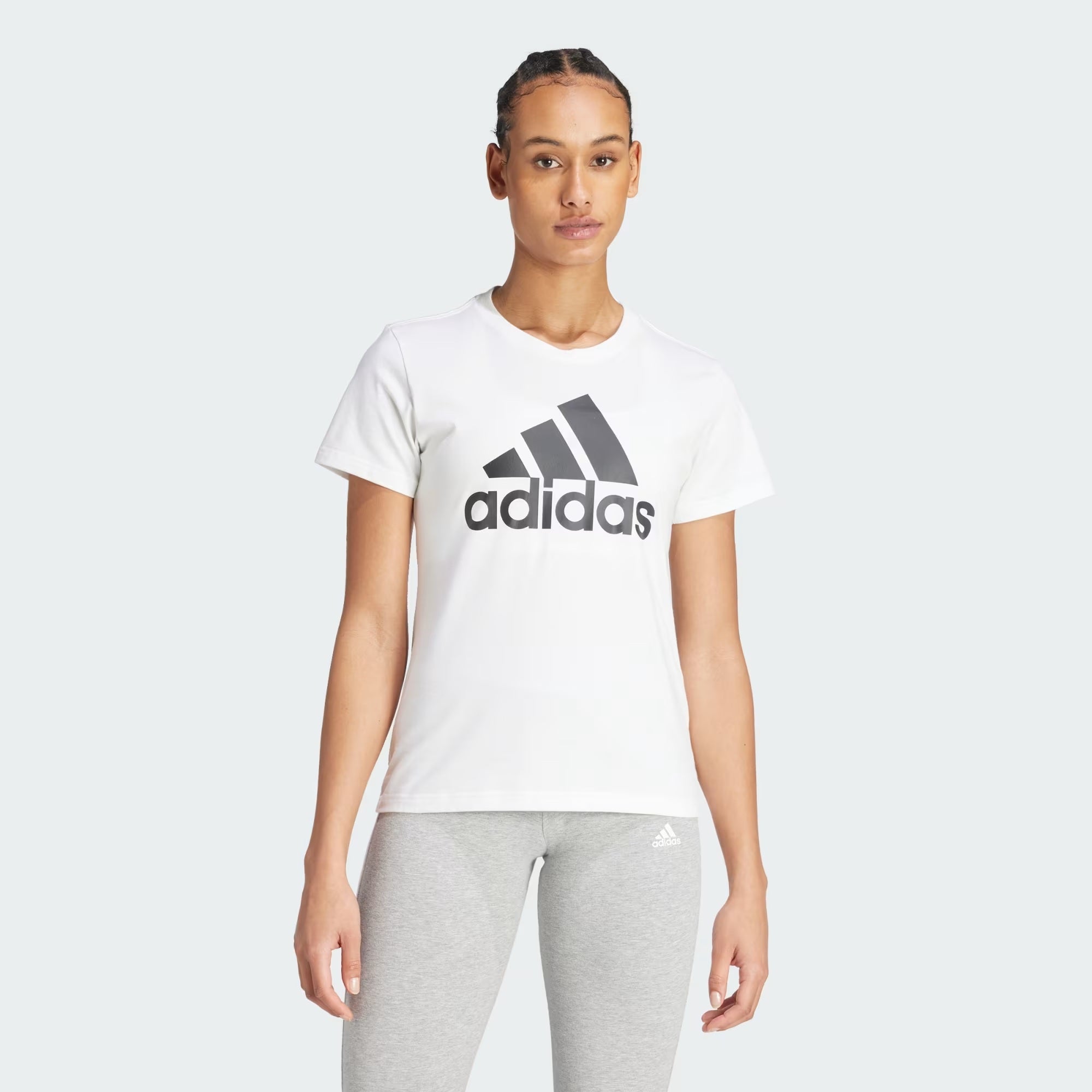 Franela deportiva con logo estampado
