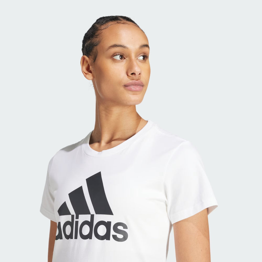 Franela deportiva con logo estampado