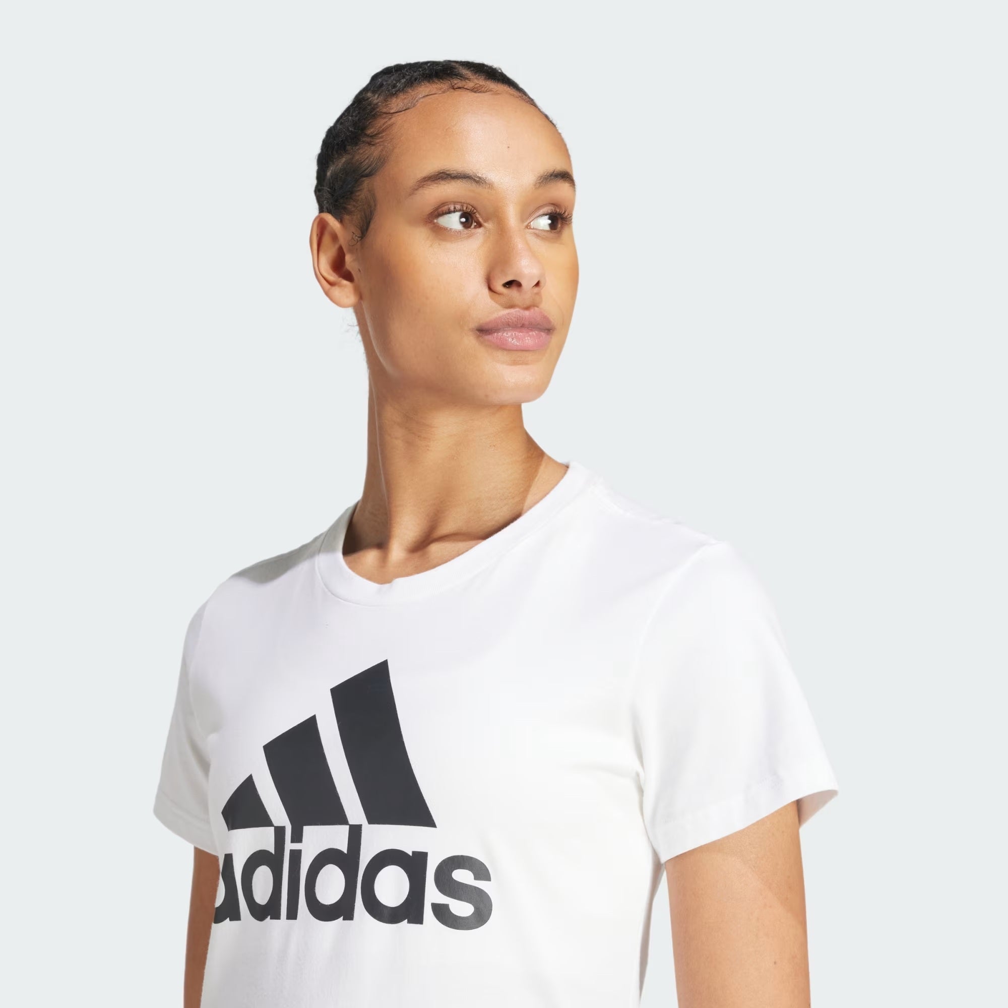 Franela deportiva con logo estampado