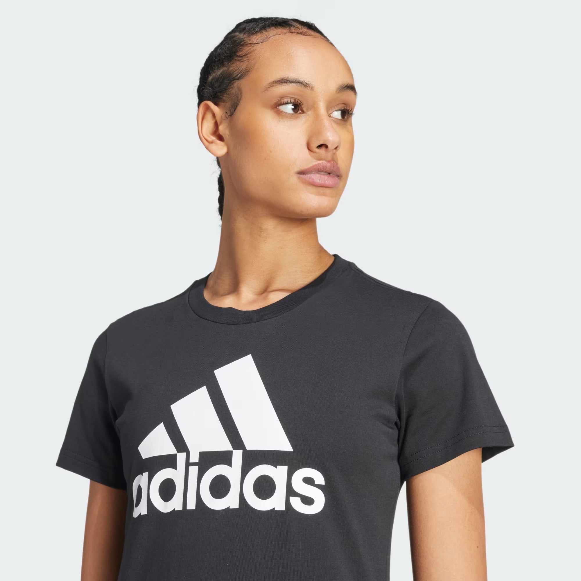 Franela deportiva con logo estampado