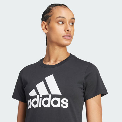 Franela deportiva con logo estampado