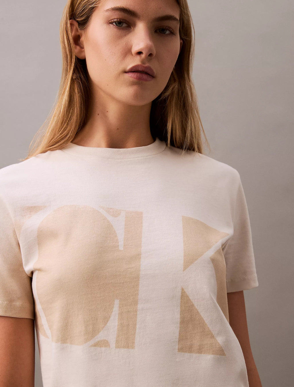 Franela cuello redondo con logo CK estampado
