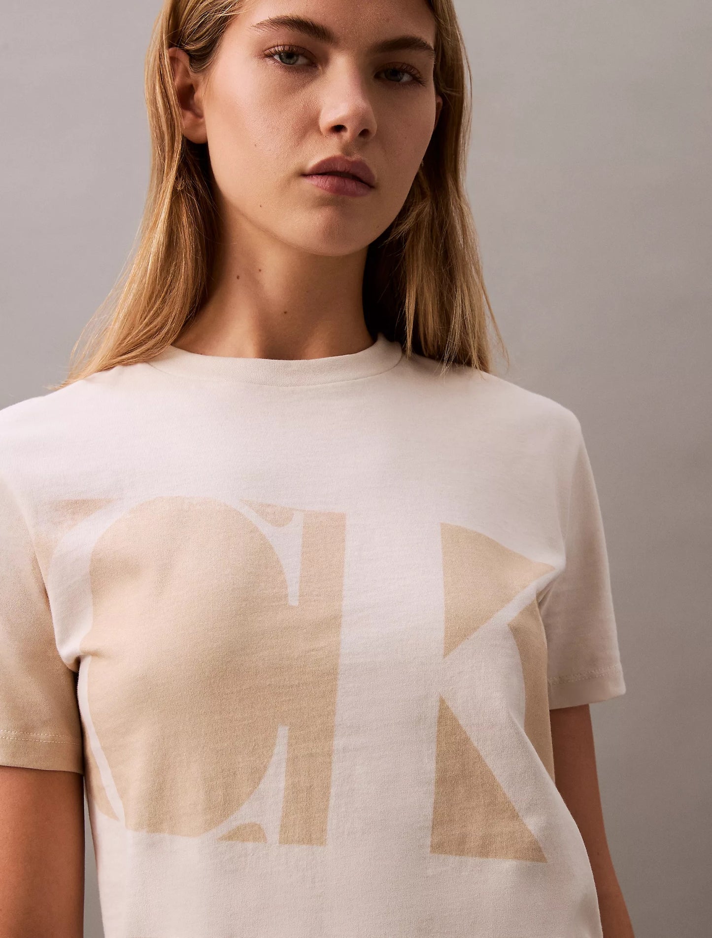 Franela cuello redondo con logo CK estampado