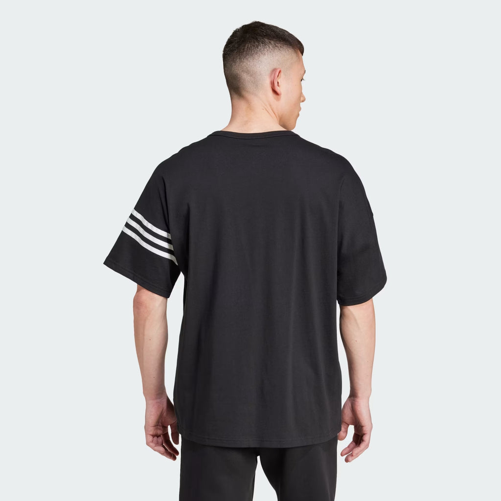 Franela deportiva holgada con franjas