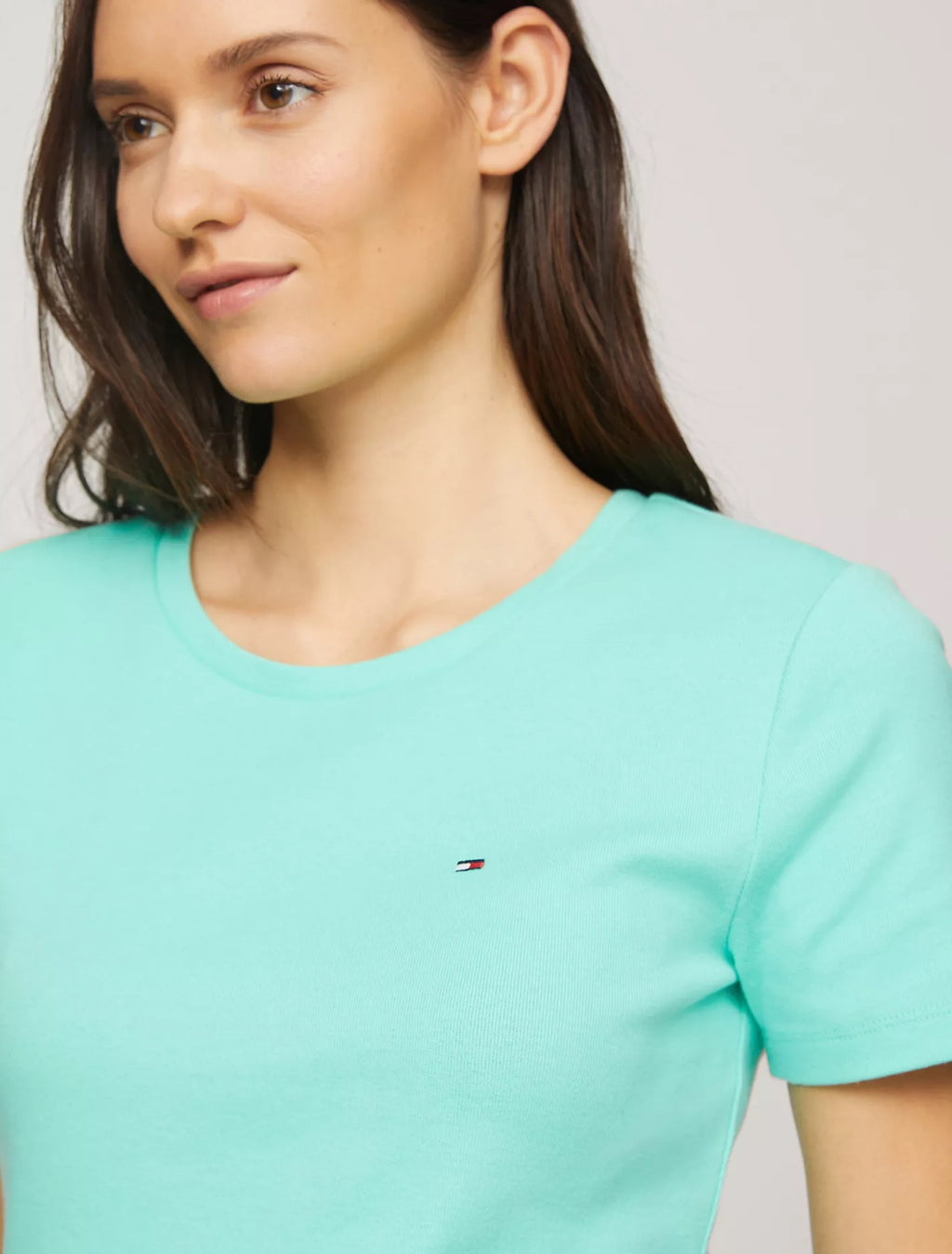 Franela cuello redondo unicolor con logo