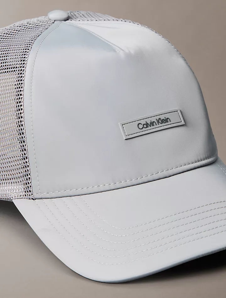 Gorra con logo bordado