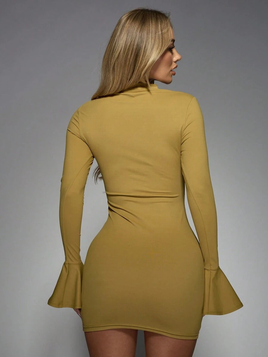 Vestido ajustado de manga acampanada