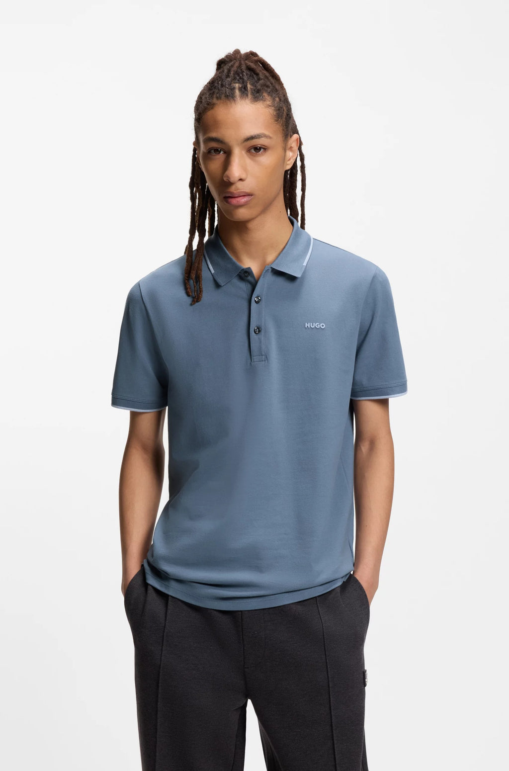 Chemise ajustada con cuello ribeteado y logo