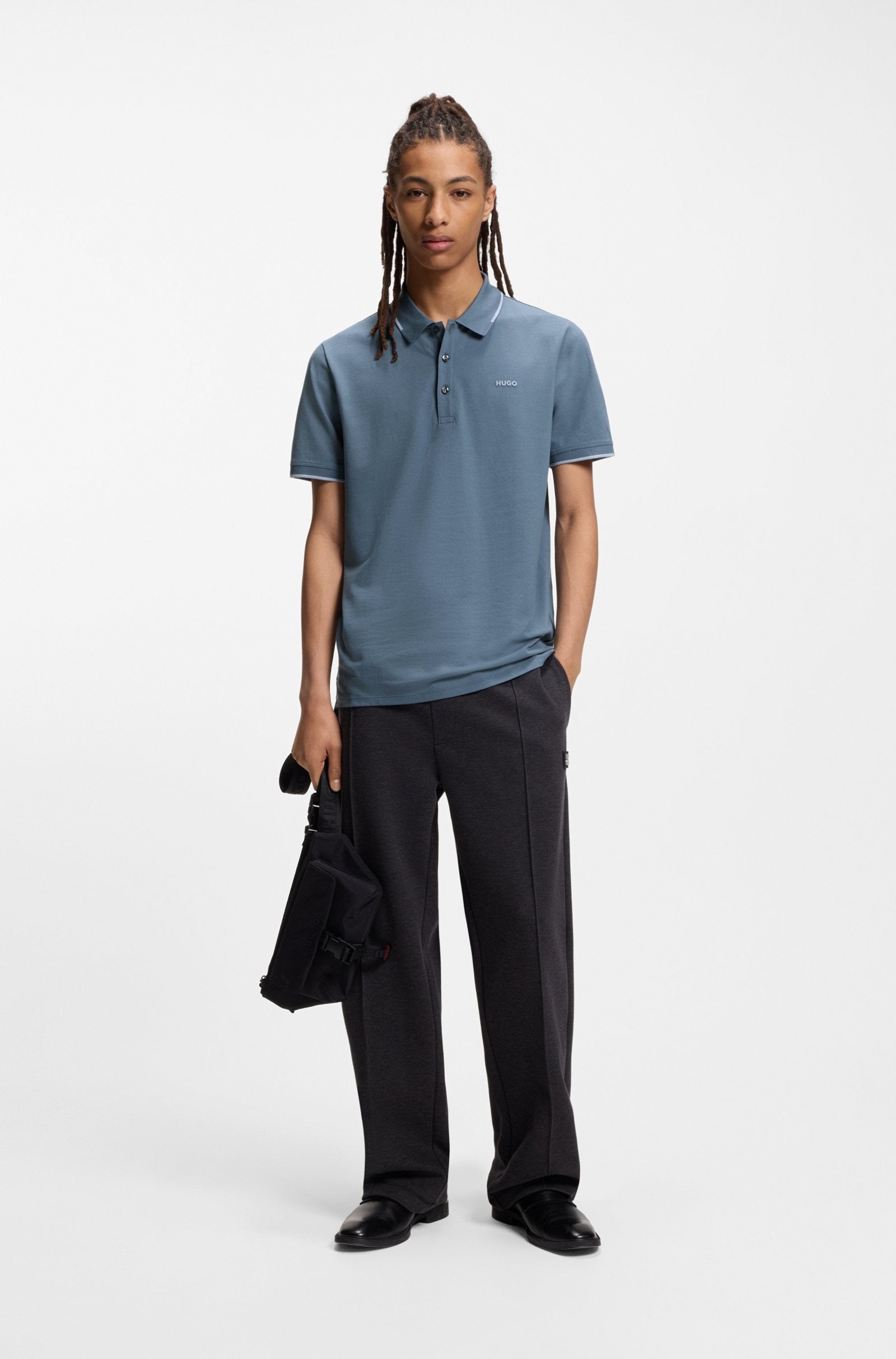 Chemise ajustada con cuello ribeteado y logo