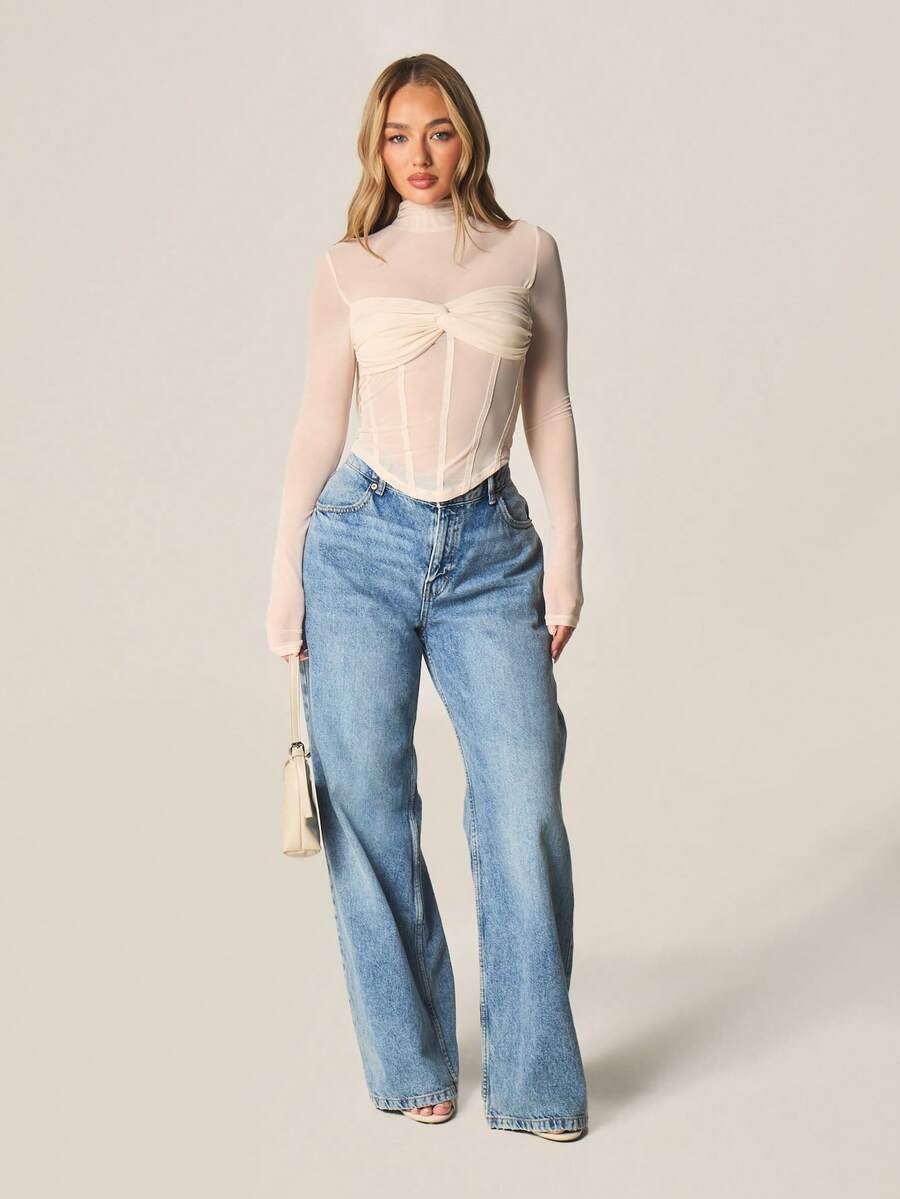 Blusa con detalles de corsé y transparencia
