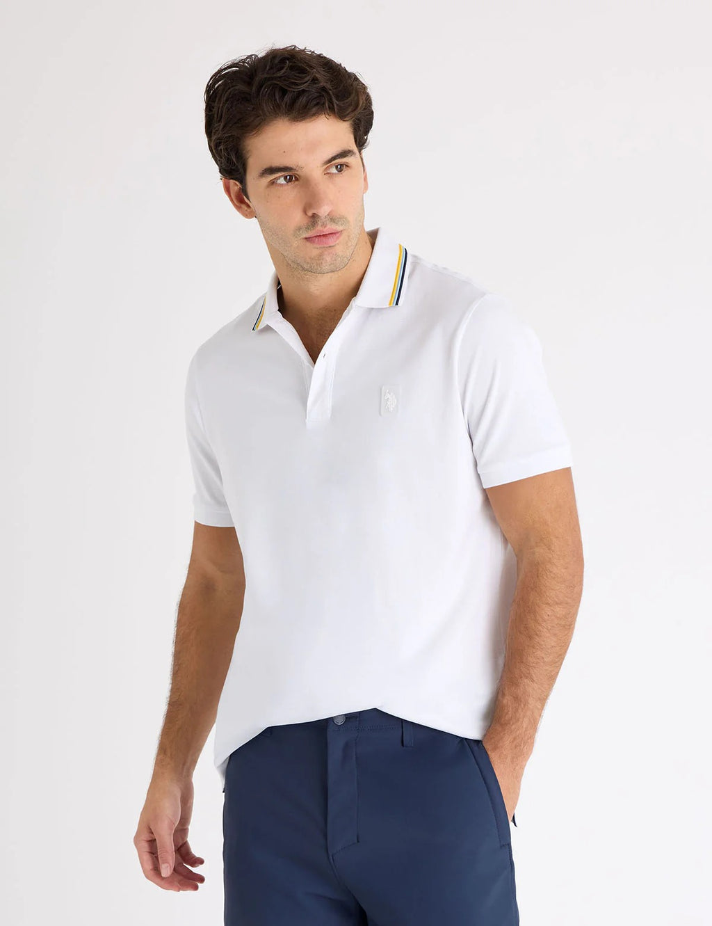 Chemise con cuello ribetiado y logo estampado