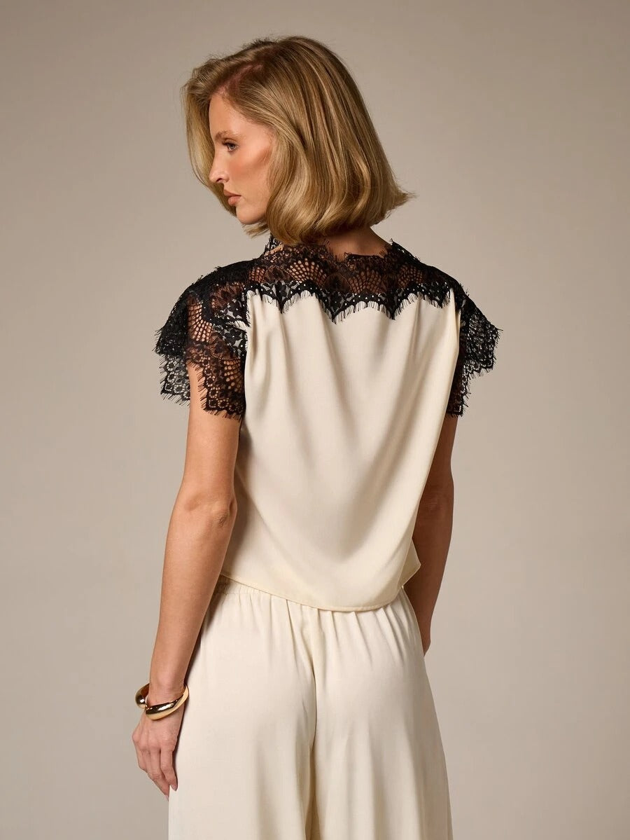 Blusa elegante de satén con encaje