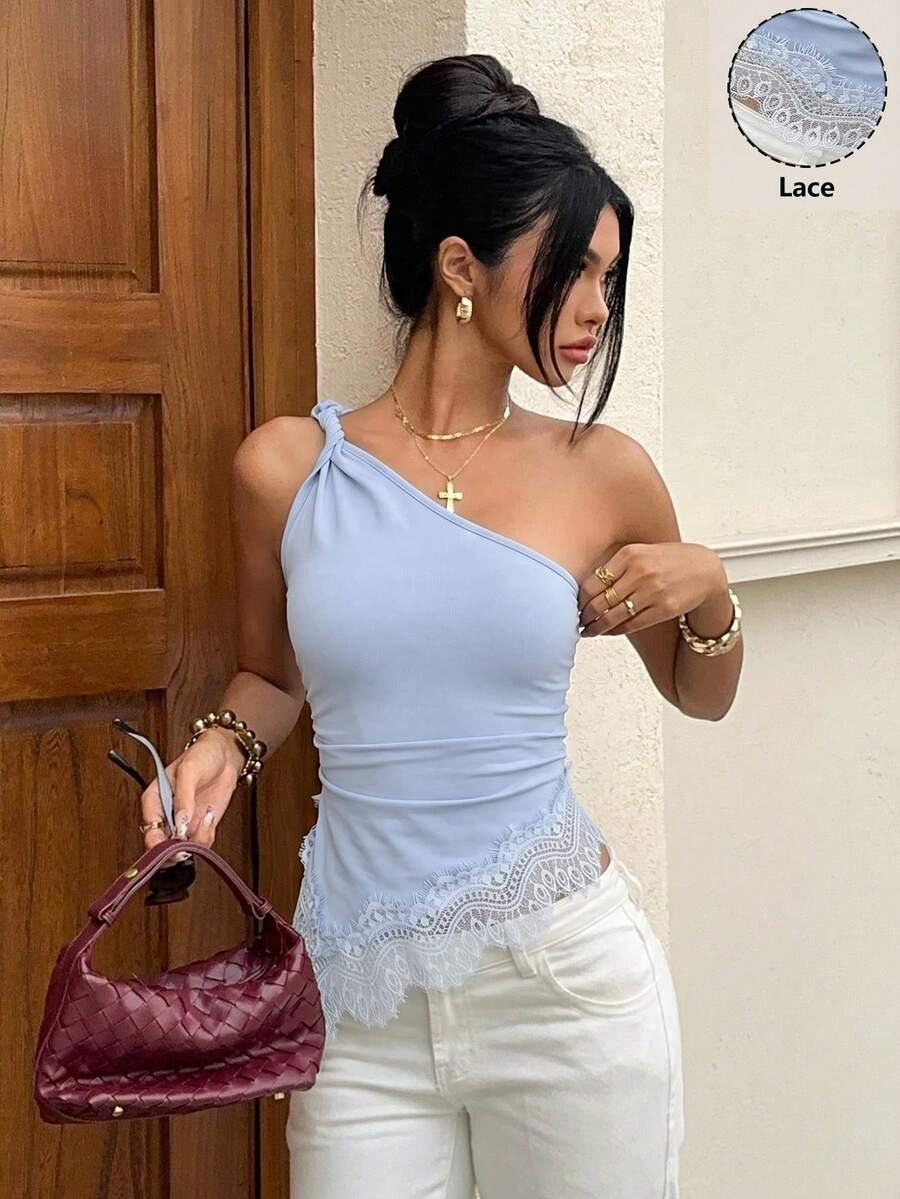 Top de un hombro con encaje