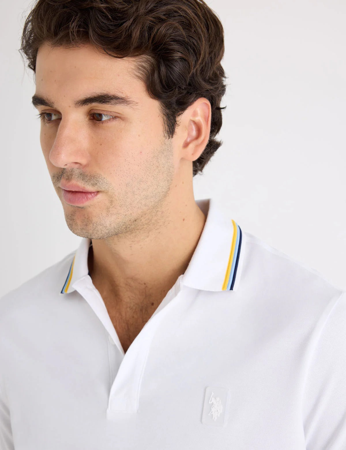 Chemise con cuello ribetiado y logo estampado