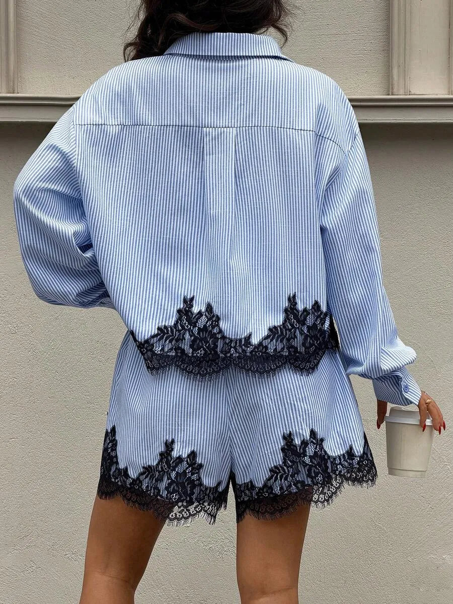 Conjunto con diseño de rayas y encaje