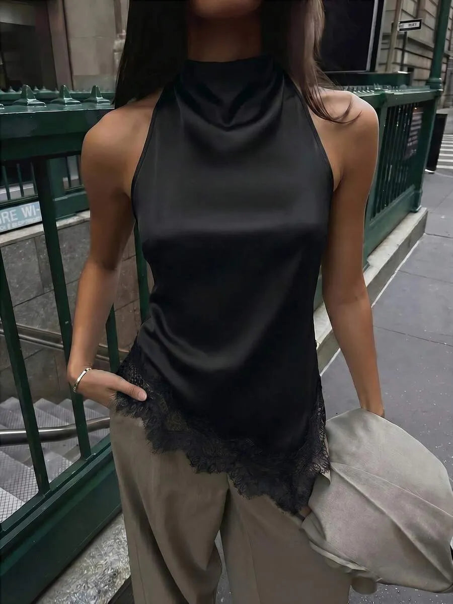 Blusa de satén con escote y encaje