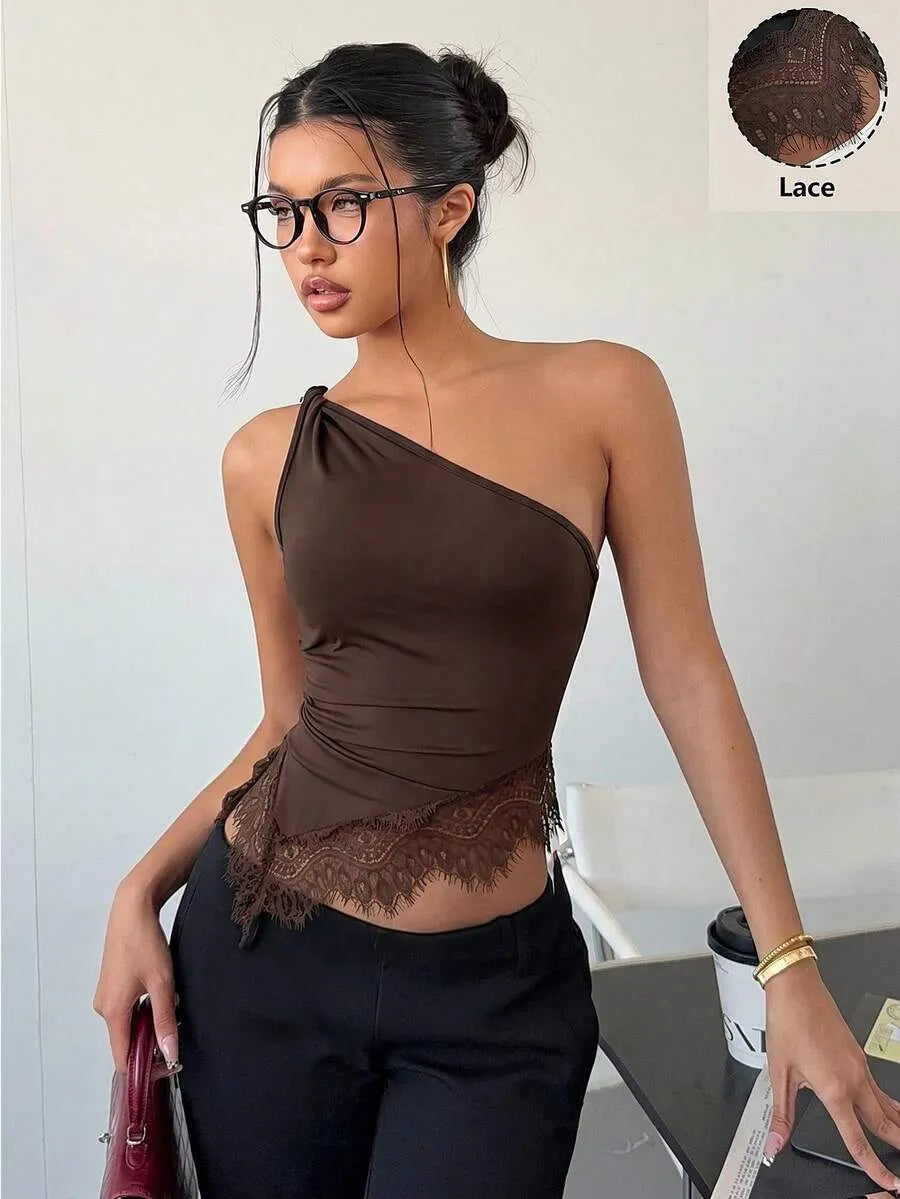Top de un hombro con encaje