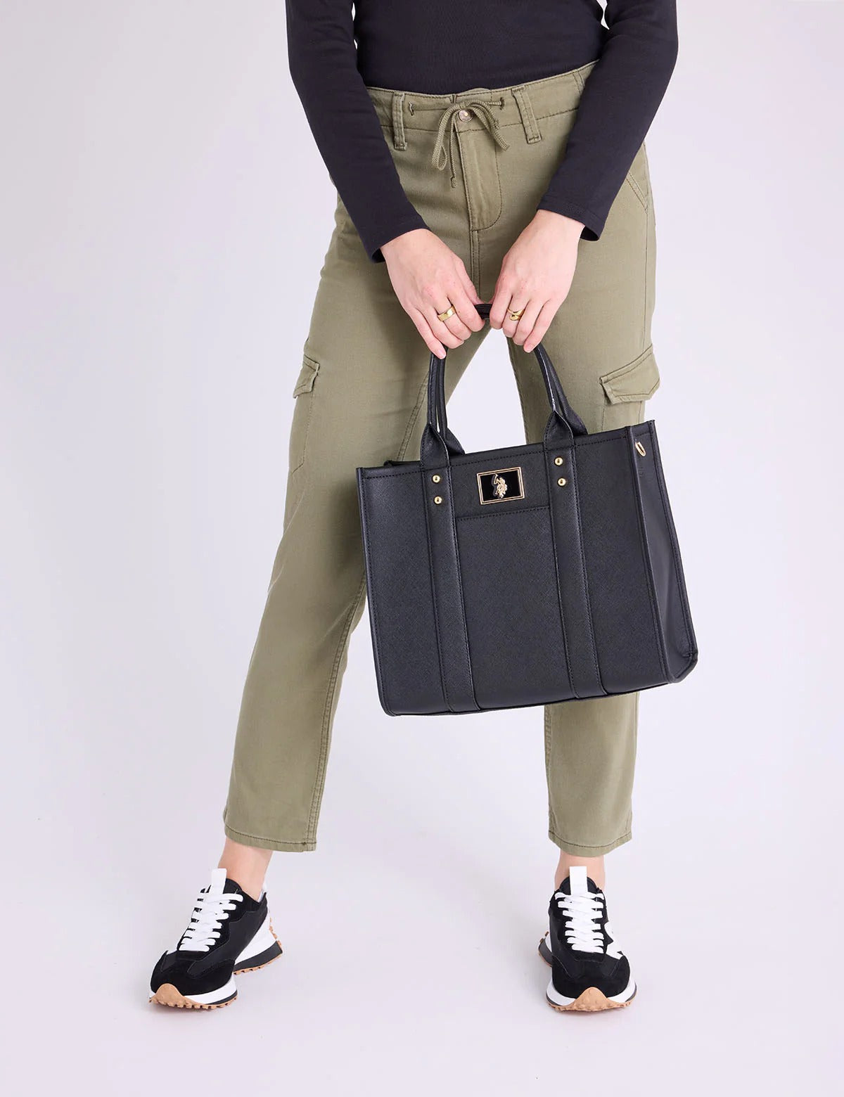 Cartera tipo tote mediana con logo en placa