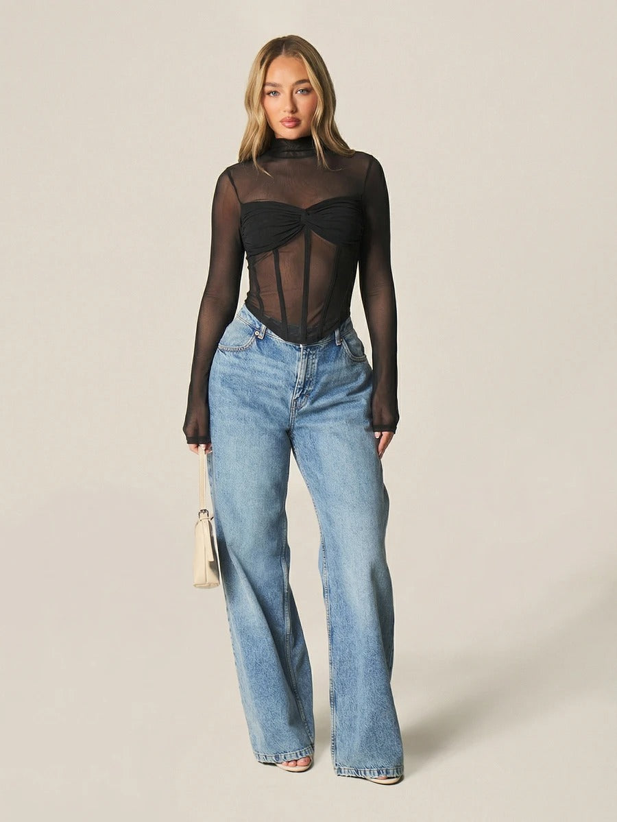 Blusa con detalles de corsé y transparencia