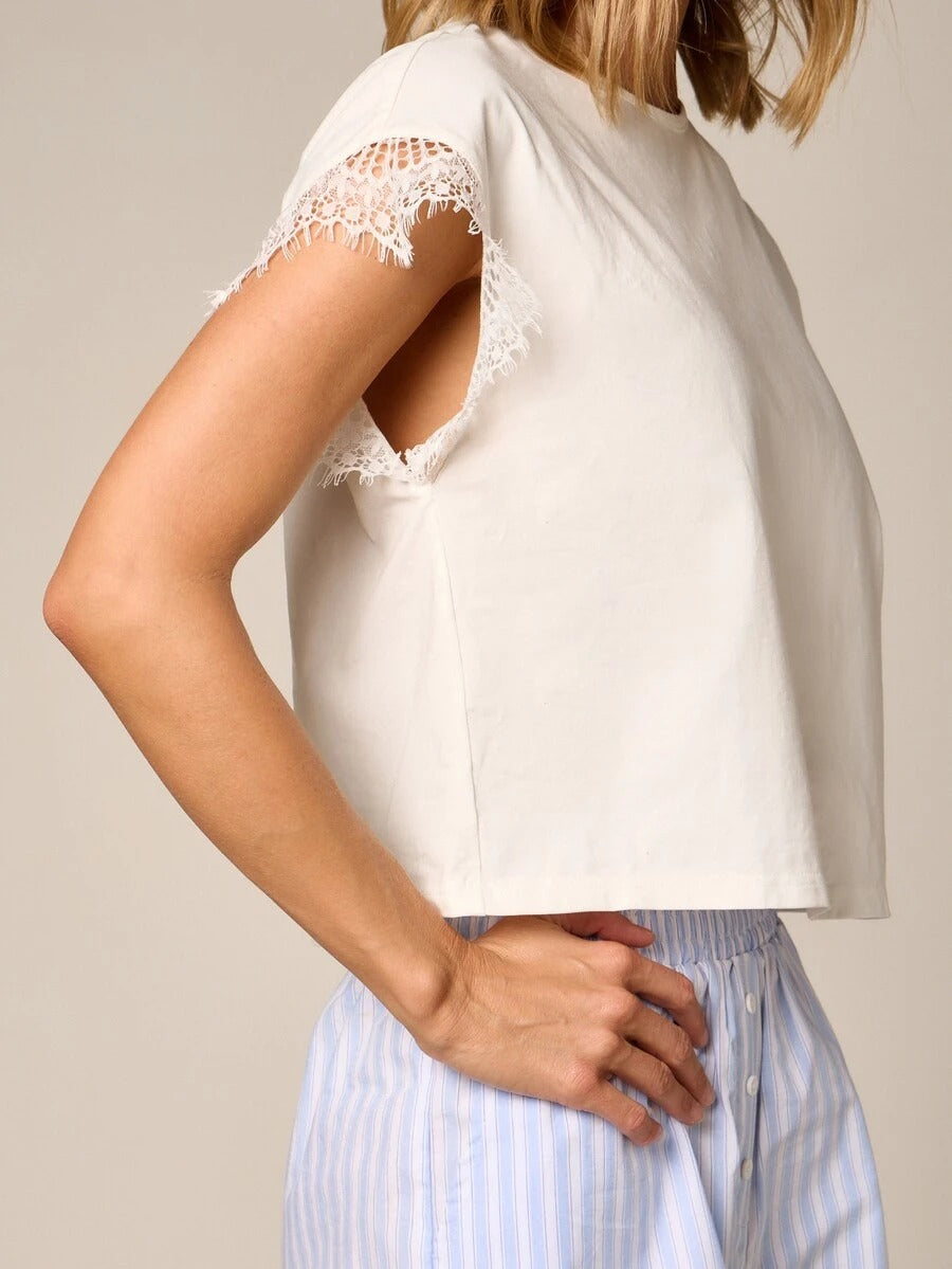 Camiseta holgada con encaje en mangas