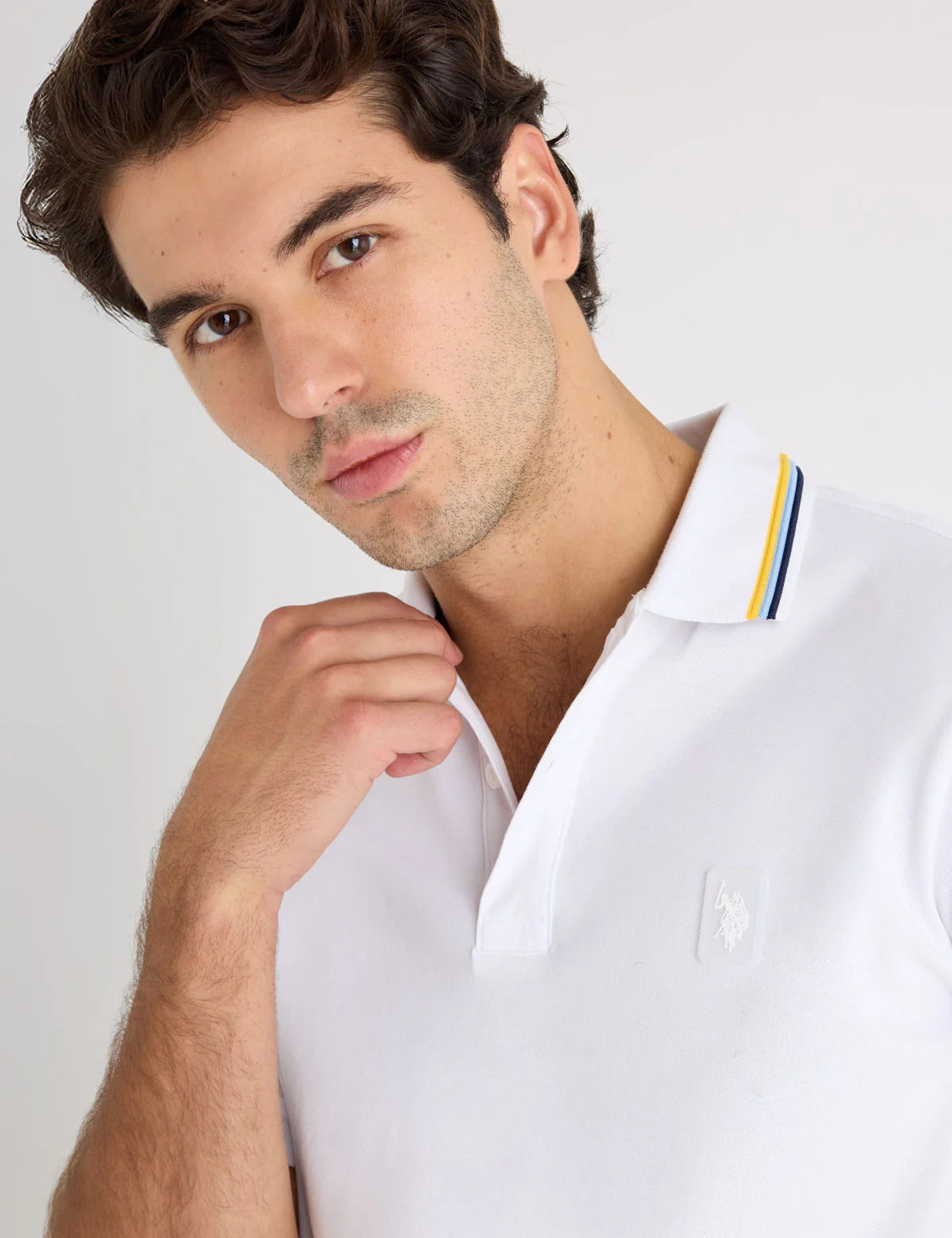Chemise con cuello ribetiado y logo estampado
