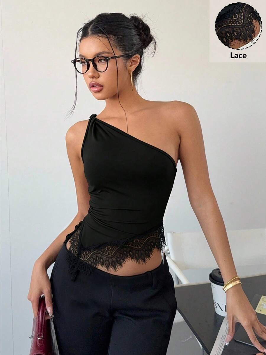 Top de un hombro con encaje