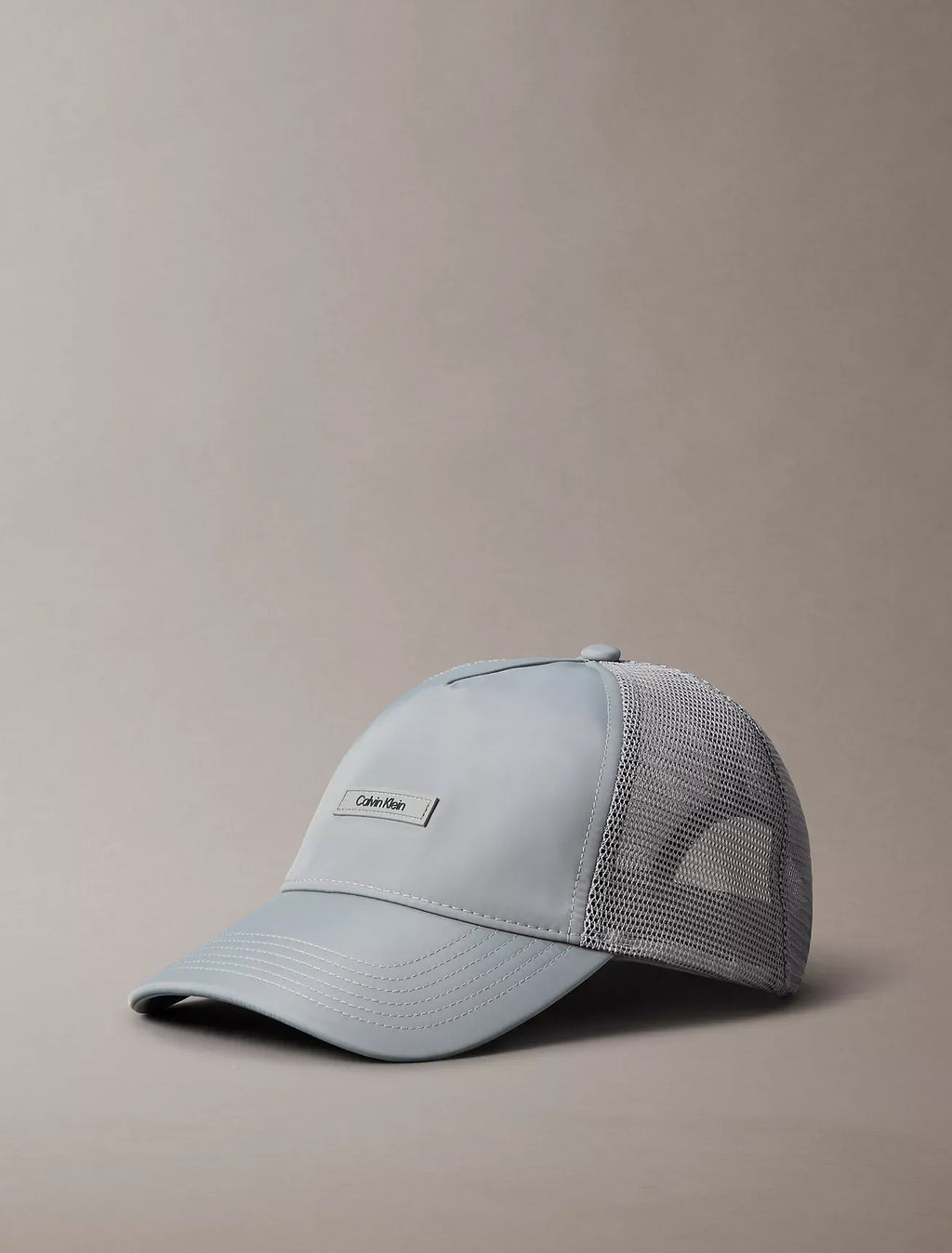 Gorra con logo bordado