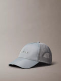 Gorra con logo bordado