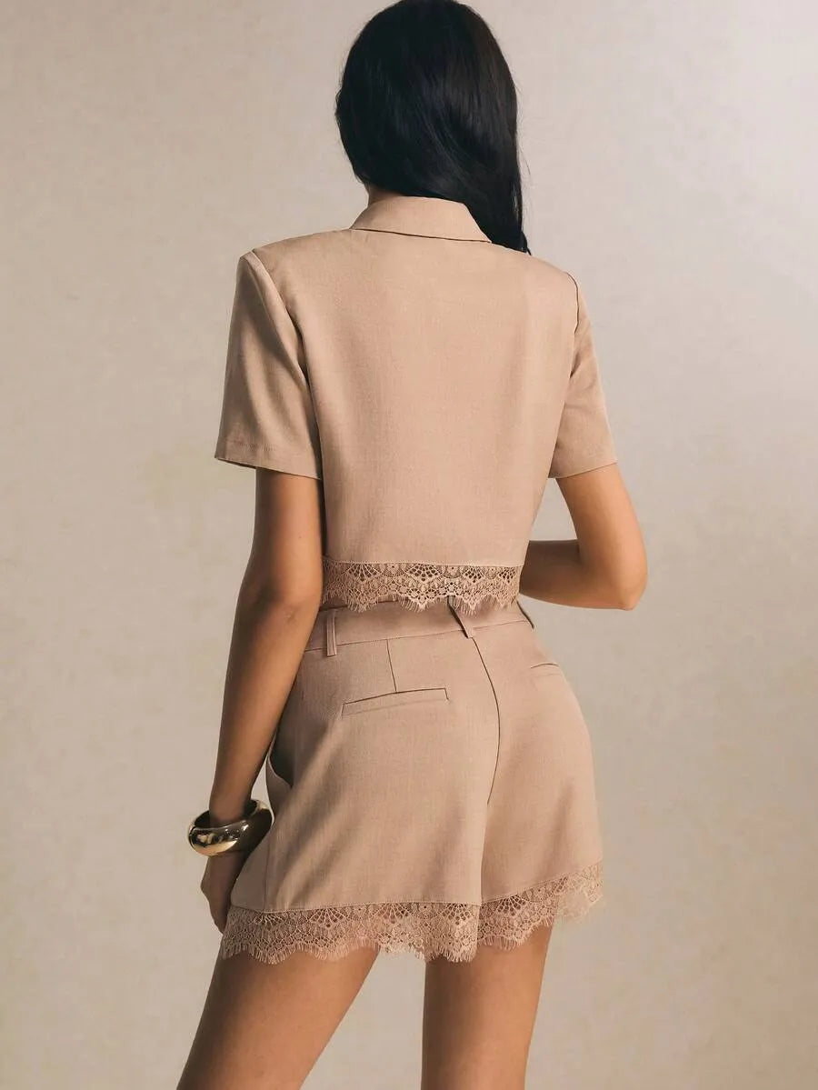 Conjunto elegante con encaje