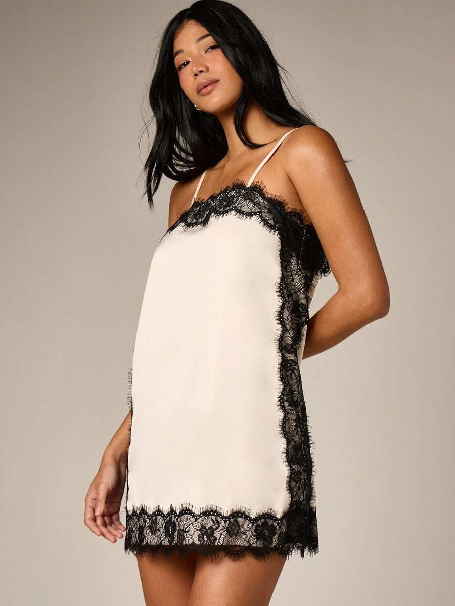Vestido de satén con encaje
