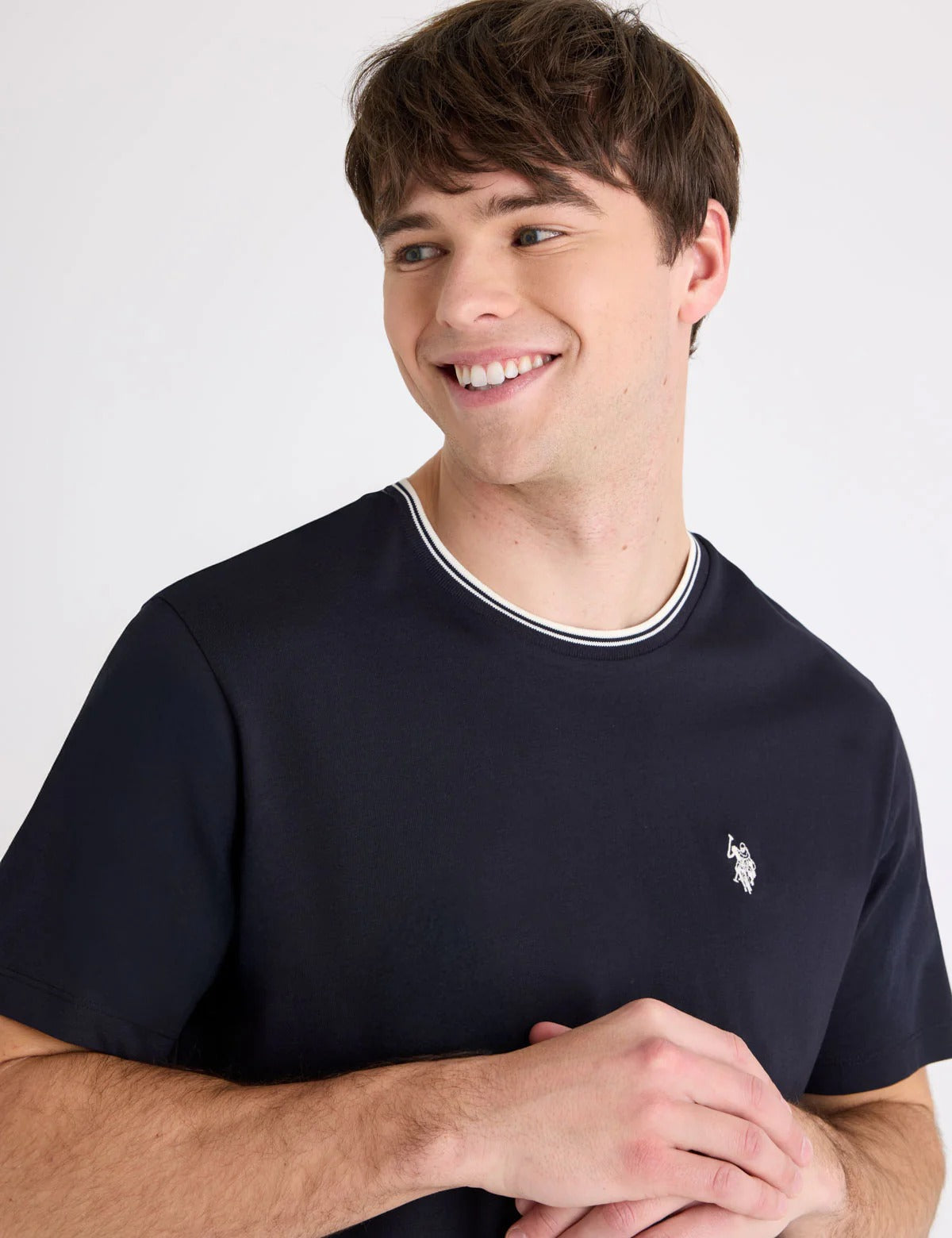 Franela con cuello ribetiado y logo