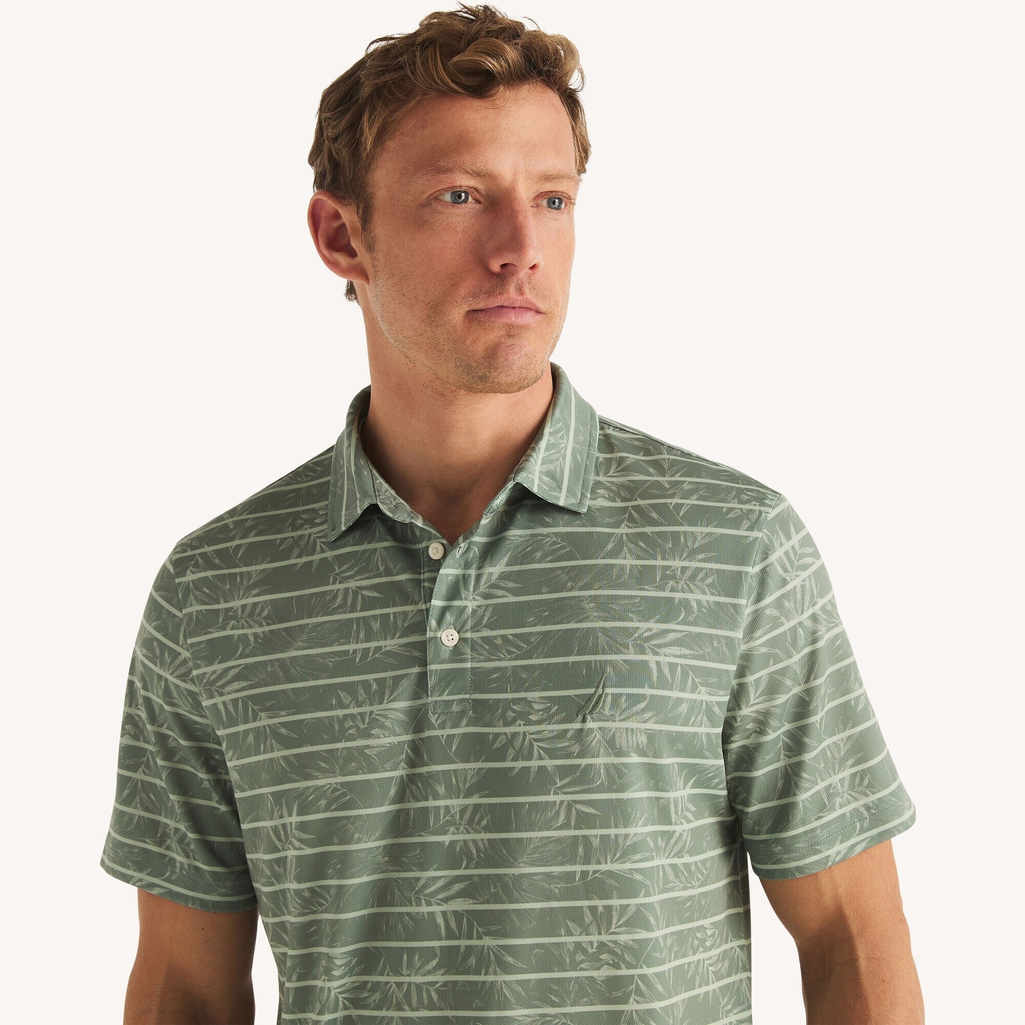 Chemise navtech con estampado y rayas