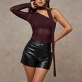 Blusa de un solo hombro con transparencia