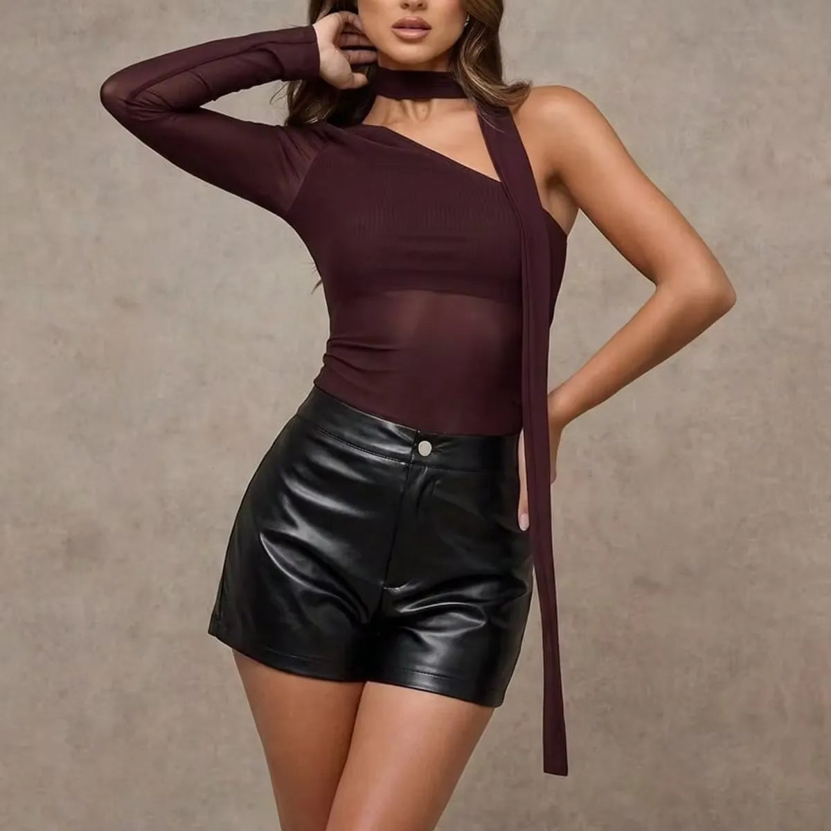 Blusa de un solo hombro con transparencia