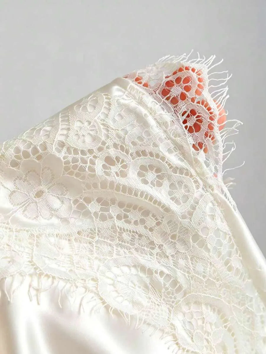 Falda de satén con encaje floral