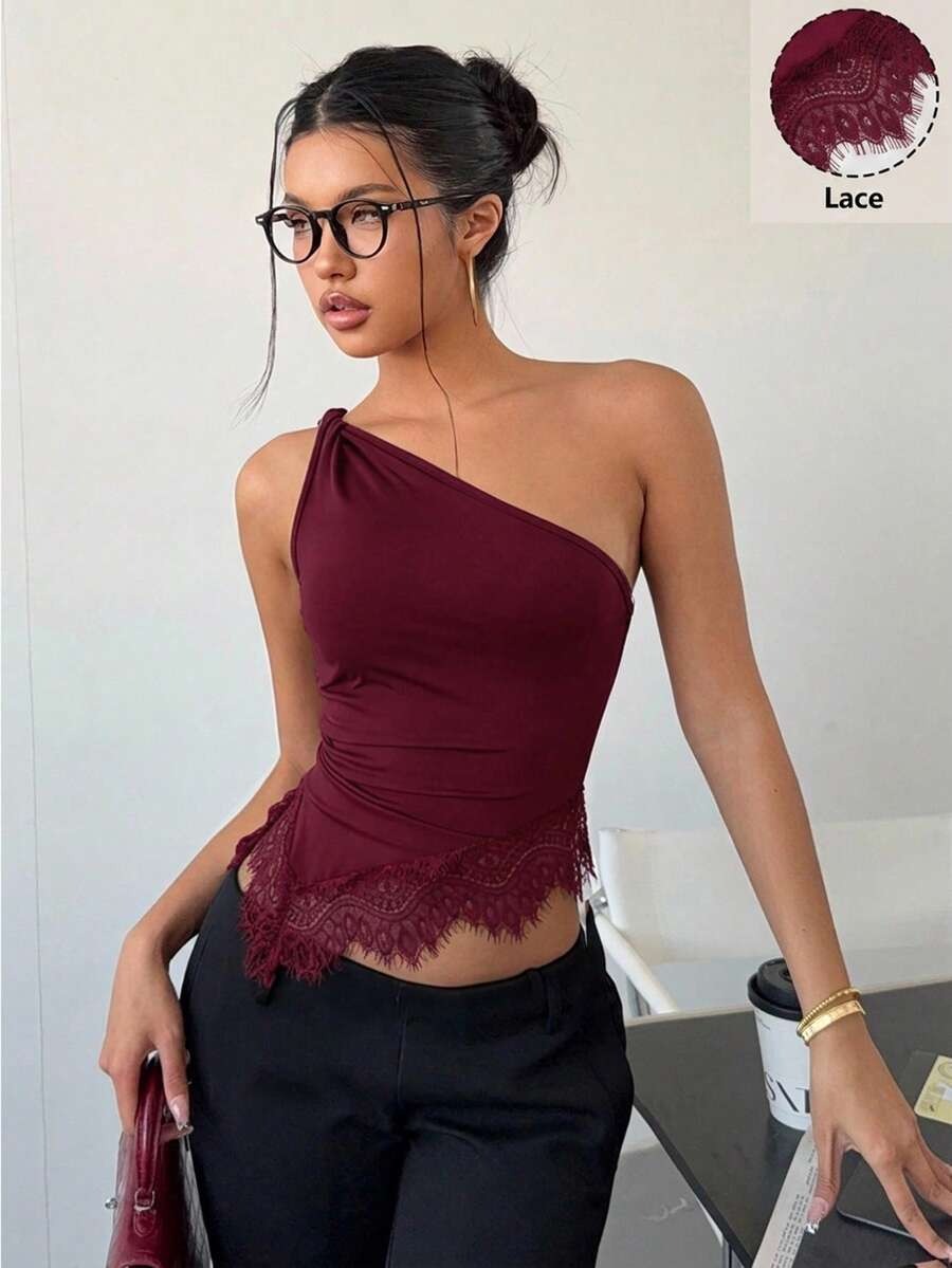 Top de un hombro con encaje
