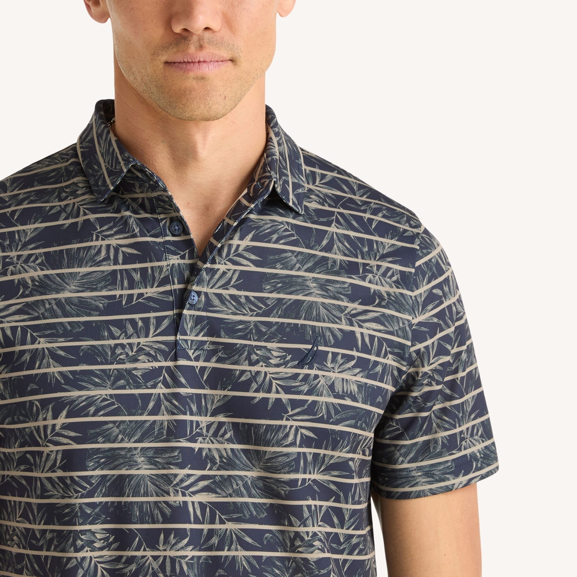 Chemise navtech con estampado y rayas