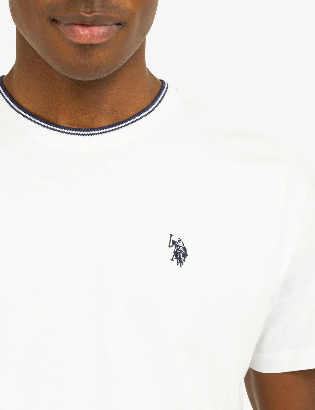 Franela con cuello ribetiado y logo