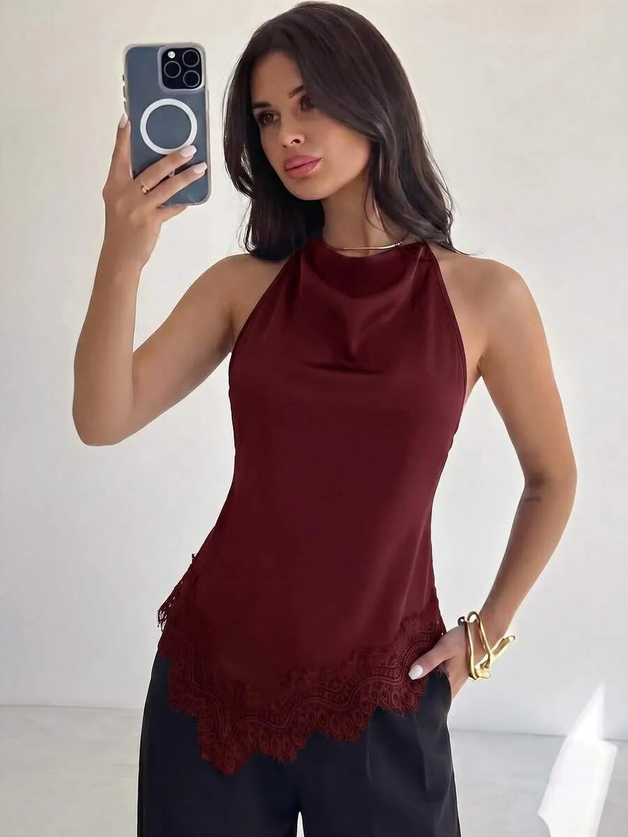 Blusa de satén con escote y encaje