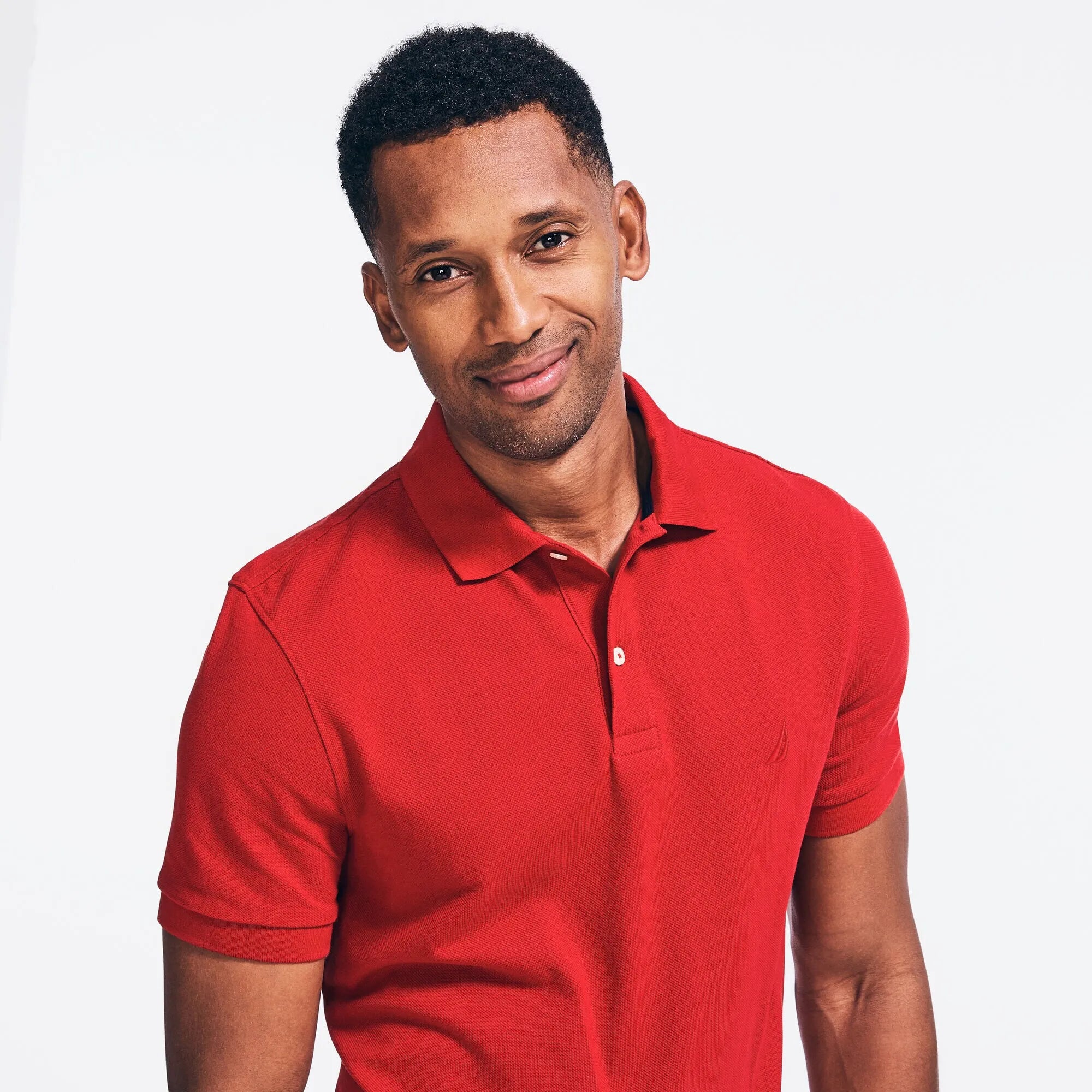 Chemise regular unicolor con logo mismo color